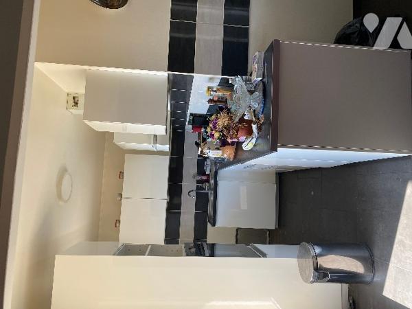 appartement offrant cuisine ouverte sur séjour,  3 chambres, salle d'eau, wc et balcons
Parking