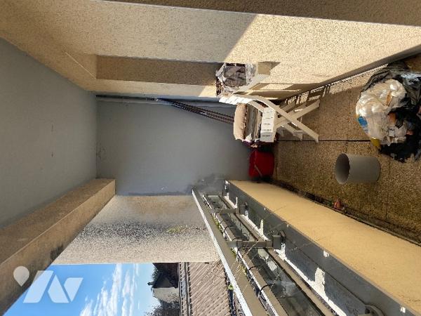 appartement offrant cuisine ouverte sur séjour,  3 chambres, salle d'eau, wc et balcons
Parking