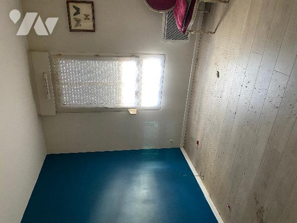 appartement offrant cuisine ouverte sur séjour,  3 chambres, salle d'eau, wc et balcons
Parking