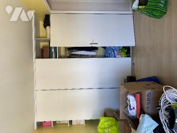 appartement offrant cuisine ouverte sur séjour,  3 chambres, salle d'eau, wc et balcons
Parking