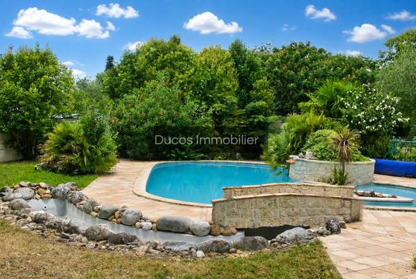 Ensemble immobilier avec maison principale et appartement indépendant