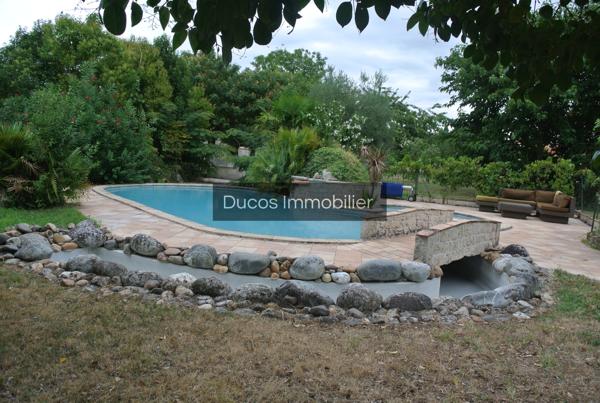 Ensemble immobilier avec maison principale et appartement indépendant