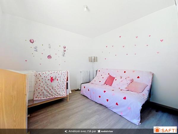 SAINT-PRIEST VILLAGE – MAISON RÉCENTE 98 M² – 3 CHAMBRES – JARDIN & GARAGE