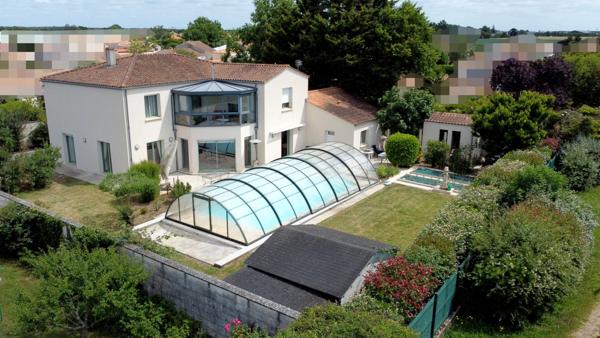 LUCON (85) QUARTIER DES HALLES VILLA GRAND CONFORT 5 CHAMBRES AVEC PISCINE ET ANNEXES SUR 1137M² CLOS