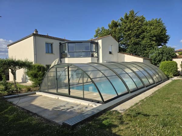 LUCON (85) QUARTIER DES HALLES VILLA GRAND CONFORT 5 CHAMBRES AVEC PISCINE ET ANNEXES SUR 1137M² CLOS