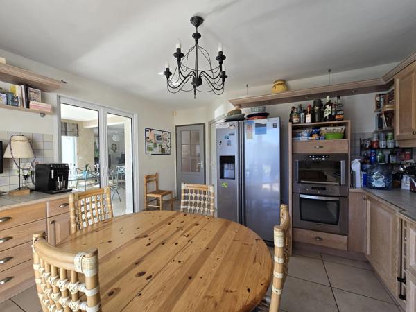 LUCON (85) QUARTIER DES HALLES VILLA GRAND CONFORT 5 CHAMBRES AVEC PISCINE ET ANNEXES SUR 1137M² CLOS