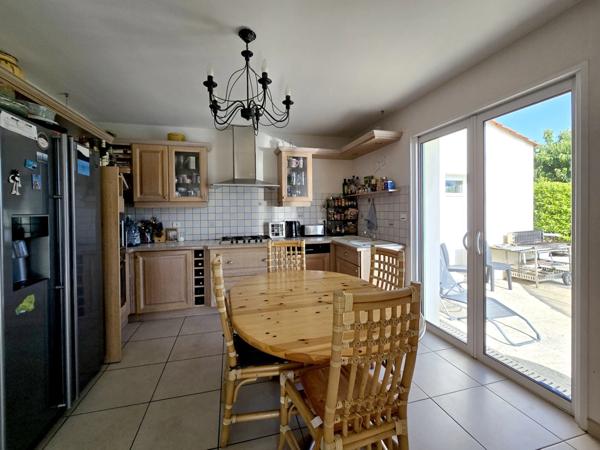 LUCON (85) QUARTIER DES HALLES VILLA GRAND CONFORT 5 CHAMBRES AVEC PISCINE ET ANNEXES SUR 1137M² CLOS