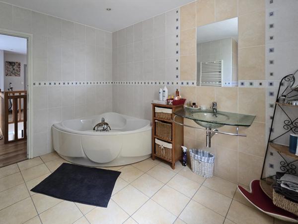 LUCON (85) QUARTIER DES HALLES VILLA GRAND CONFORT 5 CHAMBRES AVEC PISCINE ET ANNEXES SUR 1137M² CLOS