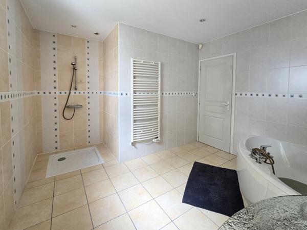 LUCON (85) QUARTIER DES HALLES VILLA GRAND CONFORT 5 CHAMBRES AVEC PISCINE ET ANNEXES SUR 1137M² CLOS