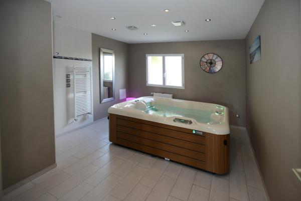 LUCON (85) QUARTIER DES HALLES VILLA GRAND CONFORT 5 CHAMBRES AVEC PISCINE ET ANNEXES SUR 1137M² CLOS