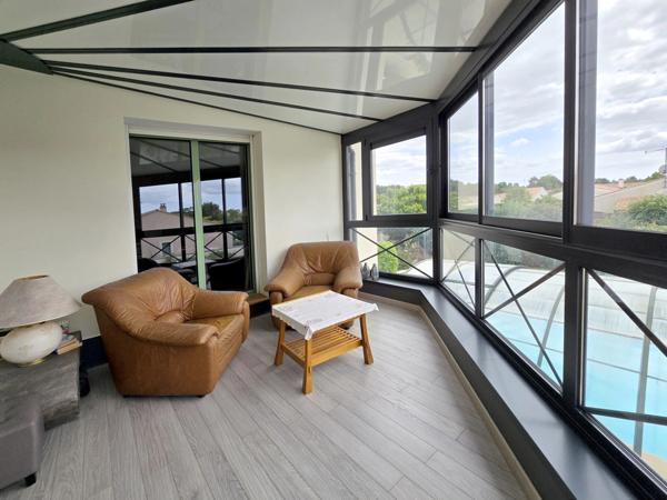 LUCON (85) QUARTIER DES HALLES VILLA GRAND CONFORT 5 CHAMBRES AVEC PISCINE ET ANNEXES SUR 1137M² CLOS