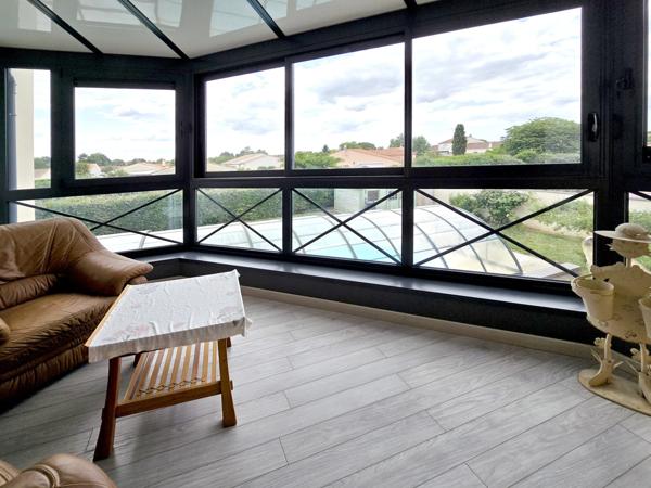 LUCON (85) QUARTIER DES HALLES VILLA GRAND CONFORT 5 CHAMBRES AVEC PISCINE ET ANNEXES SUR 1137M² CLOS