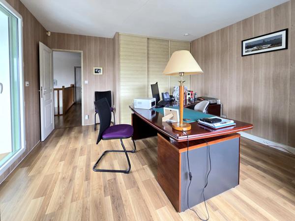 LUCON (85) QUARTIER DES HALLES VILLA GRAND CONFORT 5 CHAMBRES AVEC PISCINE ET ANNEXES SUR 1137M² CLOS