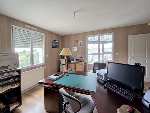 LUCON (85) QUARTIER DES HALLES VILLA GRAND CONFORT 5 CHAMBRES AVEC PISCINE ET ANNEXES SUR 1137M² CLOS