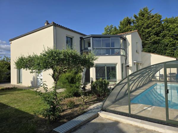 LUCON (85) QUARTIER DES HALLES VILLA GRAND CONFORT 5 CHAMBRES AVEC PISCINE ET ANNEXES SUR 1137M² CLOS