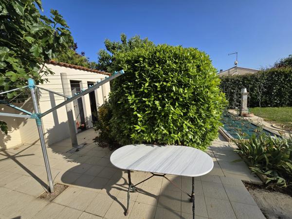 LUCON (85) QUARTIER DES HALLES VILLA GRAND CONFORT 5 CHAMBRES AVEC PISCINE ET ANNEXES SUR 1137M² CLOS
