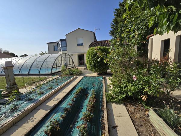 LUCON (85) QUARTIER DES HALLES VILLA GRAND CONFORT 5 CHAMBRES AVEC PISCINE ET ANNEXES SUR 1137M² CLOS