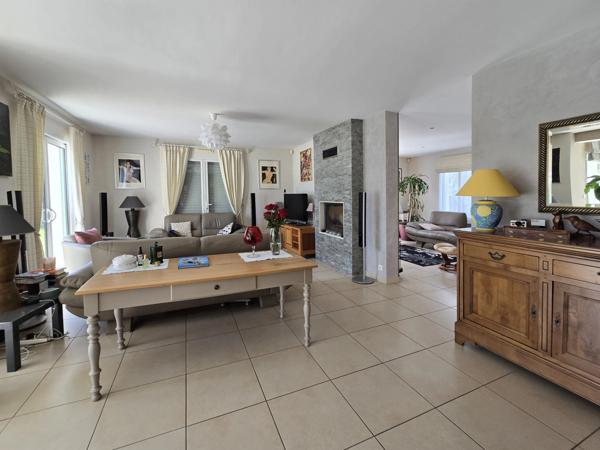 LUCON (85) QUARTIER DES HALLES VILLA GRAND CONFORT 5 CHAMBRES AVEC PISCINE ET ANNEXES SUR 1137M² CLOS