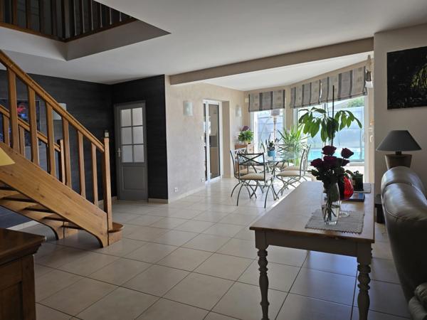 LUCON (85) QUARTIER DES HALLES VILLA GRAND CONFORT 5 CHAMBRES AVEC PISCINE ET ANNEXES SUR 1137M² CLOS