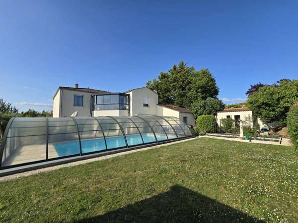 LUCON (85) QUARTIER DES HALLES VILLA GRAND CONFORT 5 CHAMBRES AVEC PISCINE ET ANNEXES SUR 1137M² CLOS