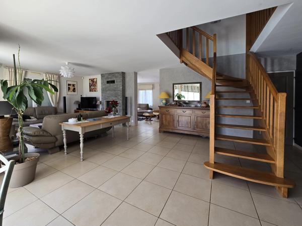 LUCON (85) QUARTIER DES HALLES VILLA GRAND CONFORT 5 CHAMBRES AVEC PISCINE ET ANNEXES SUR 1137M² CLOS