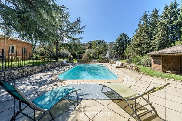 Villa 60’s revisitée, extension contemporaine et vue dégagée sur le Luberon