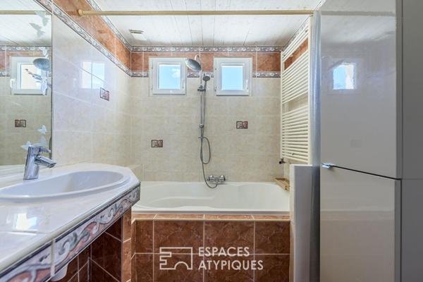 Villa 60’s revisitée, extension contemporaine et vue dégagée sur le Luberon