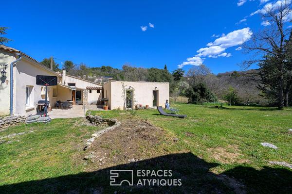 Villa 60’s revisitée, extension contemporaine et vue dégagée sur le Luberon