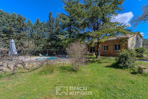 Villa 60’s revisitée, extension contemporaine et vue dégagée sur le Luberon