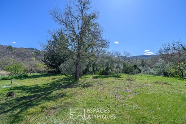 Villa 60’s revisitée, extension contemporaine et vue dégagée sur le Luberon