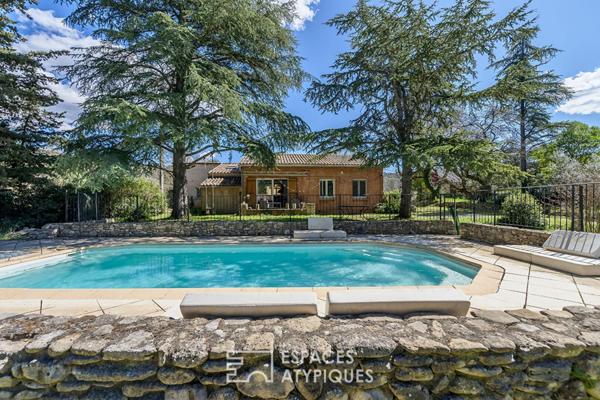 Villa 60’s revisitée, extension contemporaine et vue dégagée sur le Luberon