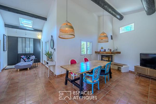 Villa 60’s revisitée, extension contemporaine et vue dégagée sur le Luberon