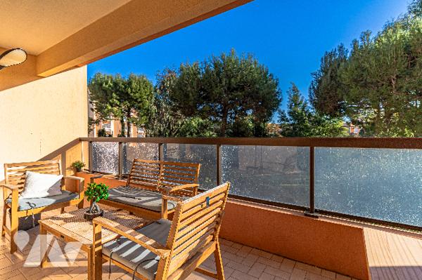 Golfe Juan 2p rénové avec terrasse sud et parking.