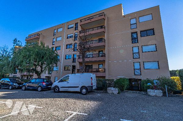 Golfe Juan 2p rénové avec terrasse sud et parking.