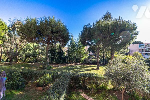 Golfe Juan 2p rénové avec terrasse sud et parking.
