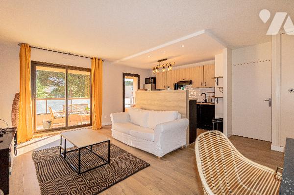 Golfe Juan 2p rénové avec terrasse sud et parking.