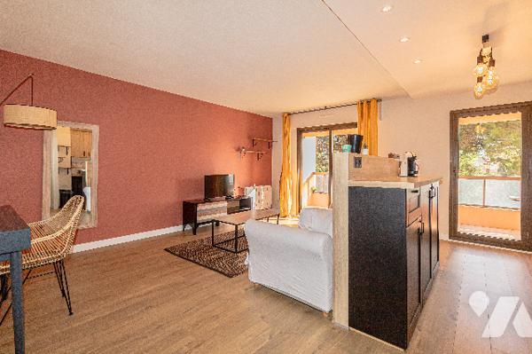 Golfe Juan 2p rénové avec terrasse sud et parking.