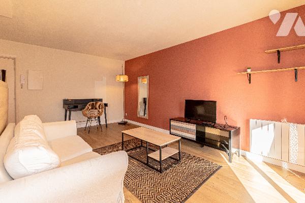 Golfe Juan 2p rénové avec terrasse sud et parking.