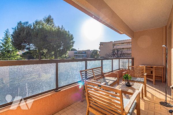 Golfe Juan 2p rénové avec terrasse sud et parking.