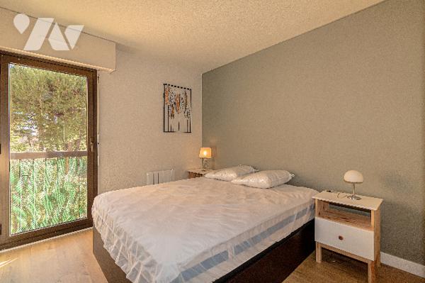 Golfe Juan 2p rénové avec terrasse sud et parking.