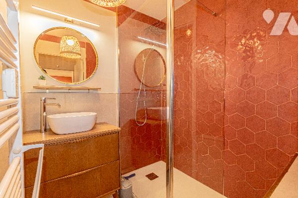 Golfe Juan 2p rénové avec terrasse sud et parking.