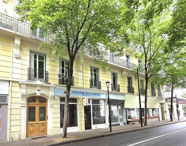 Appartement 2 pièces – 53 m² – Balcon filant – Hyper-centre Vichy

Au cœur de Vichy, dans un immeuble de caractère du début du XXᵉ siècle, découvrez ce 2 pièces de 53 m² situé au 2ᵉ étage avec ascenseur. Un appartement lumineux, au charme préservé, idéalement placé pour profiter pleinement de la vie vichyssoise.

Un intérieur chaleureux et authentique:
L’entrée s’ouvre sur un séjour lumineux doté de parquets anciens, moulures et cheminée en marbre. Le balcon filant, accessible depuis le séjour, la cuisine et la chambre, prolonge agréablement l’espace de vie.
La cuisine aménagée est fonctionnelle et profite elle aussi d’un accès direct au balcon filant. La chambre offre un bel espace de repos, calme et lumineux. Salle d’eau avec WC intégrés. 

Les radiateurs électriques sont récents. Les fenêtres sont en simple vitrage ; quelques travaux de modernisation permettront d’optimiser le confort et de personnaliser l’appartement selon vos envies.

Atouts complémentaires :
•	Balcon filant
•	Cave en sous-sol (7 m²)
•	Mansarde au dernier étage
•	Ascenseur
•	Double accès : avenue Doumer / place de la Poste

Son emplacement exceptionnel, à deux pas des parcs, des bords de l’Allier, des commerces, des thermes et des transports, en fait un lieu de vie idéal — que ce soit pour une résidence principale, un pied-à-terre ou un investissement. L’immeuble est entretenu, le charme est intact, et le bien présente un beau potentiel de valorisation.

Un bien rare en hyper-centre, alliant charme, luminosité et emplacement premium. Une visite s’impose.