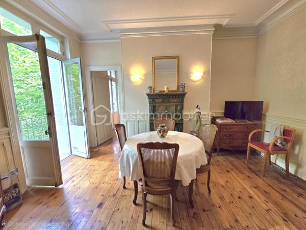 Appartement 2 pièces – 53 m² – Balcon filant – Hyper-centre Vichy

Au cœur de Vichy, dans un immeuble de caractère du début du XXᵉ siècle, découvrez ce 2 pièces de 53 m² situé au 2ᵉ étage avec ascenseur. Un appartement lumineux, au charme préservé, idéalement placé pour profiter pleinement de la vie vichyssoise.

Un intérieur chaleureux et authentique:
L’entrée s’ouvre sur un séjour lumineux doté de parquets anciens, moulures et cheminée en marbre. Le balcon filant, accessible depuis le séjour, la cuisine et la chambre, prolonge agréablement l’espace de vie.
La cuisine aménagée est fonctionnelle et profite elle aussi d’un accès direct au balcon filant. La chambre offre un bel espace de repos, calme et lumineux. Salle d’eau avec WC intégrés. 

Les radiateurs électriques sont récents. Les fenêtres sont en simple vitrage ; quelques travaux de modernisation permettront d’optimiser le confort et de personnaliser l’appartement selon vos envies.

Atouts complémentaires :
•	Balcon filant
•	Cave en sous-sol (7 m²)
•	Mansarde au dernier étage
•	Ascenseur
•	Double accès : avenue Doumer / place de la Poste

Son emplacement exceptionnel, à deux pas des parcs, des bords de l’Allier, des commerces, des thermes et des transports, en fait un lieu de vie idéal — que ce soit pour une résidence principale, un pied-à-terre ou un investissement. L’immeuble est entretenu, le charme est intact, et le bien présente un beau potentiel de valorisation.

Un bien rare en hyper-centre, alliant charme, luminosité et emplacement premium. Une visite s’impose.