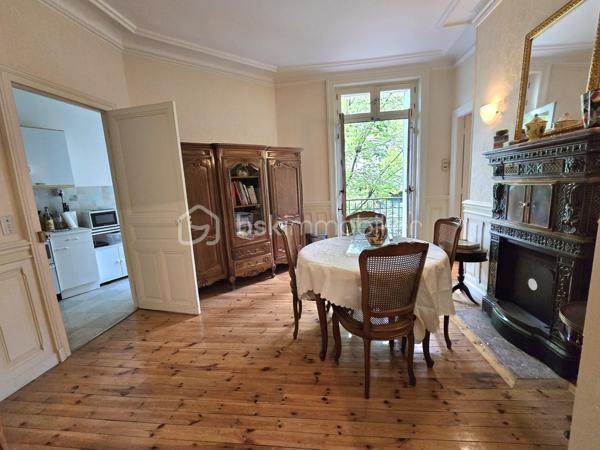 Appartement 2 pièces – 53 m² – Balcon filant – Hyper-centre Vichy

Au cœur de Vichy, dans un immeuble de caractère du début du XXᵉ siècle, découvrez ce 2 pièces de 53 m² situé au 2ᵉ étage avec ascenseur. Un appartement lumineux, au charme préservé, idéalement placé pour profiter pleinement de la vie vichyssoise.

Un intérieur chaleureux et authentique:
L’entrée s’ouvre sur un séjour lumineux doté de parquets anciens, moulures et cheminée en marbre. Le balcon filant, accessible depuis le séjour, la cuisine et la chambre, prolonge agréablement l’espace de vie.
La cuisine aménagée est fonctionnelle et profite elle aussi d’un accès direct au balcon filant. La chambre offre un bel espace de repos, calme et lumineux. Salle d’eau avec WC intégrés. 

Les radiateurs électriques sont récents. Les fenêtres sont en simple vitrage ; quelques travaux de modernisation permettront d’optimiser le confort et de personnaliser l’appartement selon vos envies.

Atouts complémentaires :
•	Balcon filant
•	Cave en sous-sol (7 m²)
•	Mansarde au dernier étage
•	Ascenseur
•	Double accès : avenue Doumer / place de la Poste

Son emplacement exceptionnel, à deux pas des parcs, des bords de l’Allier, des commerces, des thermes et des transports, en fait un lieu de vie idéal — que ce soit pour une résidence principale, un pied-à-terre ou un investissement. L’immeuble est entretenu, le charme est intact, et le bien présente un beau potentiel de valorisation.

Un bien rare en hyper-centre, alliant charme, luminosité et emplacement premium. Une visite s’impose.