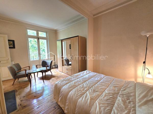 Appartement 2 pièces – 53 m² – Balcon filant – Hyper-centre Vichy

Au cœur de Vichy, dans un immeuble de caractère du début du XXᵉ siècle, découvrez ce 2 pièces de 53 m² situé au 2ᵉ étage avec ascenseur. Un appartement lumineux, au charme préservé, idéalement placé pour profiter pleinement de la vie vichyssoise.

Un intérieur chaleureux et authentique:
L’entrée s’ouvre sur un séjour lumineux doté de parquets anciens, moulures et cheminée en marbre. Le balcon filant, accessible depuis le séjour, la cuisine et la chambre, prolonge agréablement l’espace de vie.
La cuisine aménagée est fonctionnelle et profite elle aussi d’un accès direct au balcon filant. La chambre offre un bel espace de repos, calme et lumineux. Salle d’eau avec WC intégrés. 

Les radiateurs électriques sont récents. Les fenêtres sont en simple vitrage ; quelques travaux de modernisation permettront d’optimiser le confort et de personnaliser l’appartement selon vos envies.

Atouts complémentaires :
•	Balcon filant
•	Cave en sous-sol (7 m²)
•	Mansarde au dernier étage
•	Ascenseur
•	Double accès : avenue Doumer / place de la Poste

Son emplacement exceptionnel, à deux pas des parcs, des bords de l’Allier, des commerces, des thermes et des transports, en fait un lieu de vie idéal — que ce soit pour une résidence principale, un pied-à-terre ou un investissement. L’immeuble est entretenu, le charme est intact, et le bien présente un beau potentiel de valorisation.

Un bien rare en hyper-centre, alliant charme, luminosité et emplacement premium. Une visite s’impose.