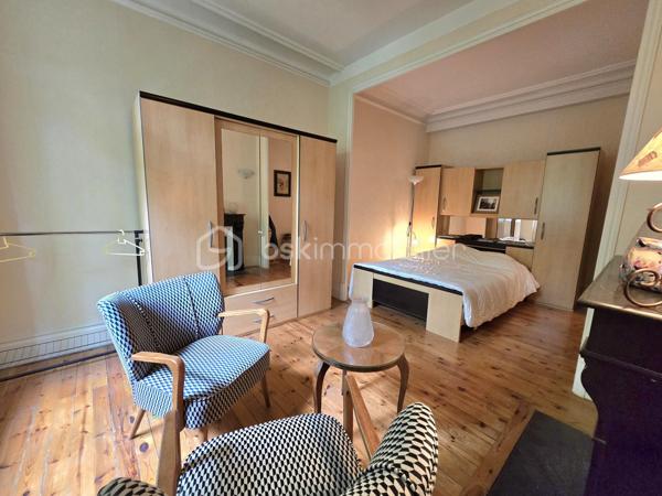 Appartement 2 pièces – 53 m² – Balcon filant – Hyper-centre Vichy

Au cœur de Vichy, dans un immeuble de caractère du début du XXᵉ siècle, découvrez ce 2 pièces de 53 m² situé au 2ᵉ étage avec ascenseur. Un appartement lumineux, au charme préservé, idéalement placé pour profiter pleinement de la vie vichyssoise.

Un intérieur chaleureux et authentique:
L’entrée s’ouvre sur un séjour lumineux doté de parquets anciens, moulures et cheminée en marbre. Le balcon filant, accessible depuis le séjour, la cuisine et la chambre, prolonge agréablement l’espace de vie.
La cuisine aménagée est fonctionnelle et profite elle aussi d’un accès direct au balcon filant. La chambre offre un bel espace de repos, calme et lumineux. Salle d’eau avec WC intégrés. 

Les radiateurs électriques sont récents. Les fenêtres sont en simple vitrage ; quelques travaux de modernisation permettront d’optimiser le confort et de personnaliser l’appartement selon vos envies.

Atouts complémentaires :
•	Balcon filant
•	Cave en sous-sol (7 m²)
•	Mansarde au dernier étage
•	Ascenseur
•	Double accès : avenue Doumer / place de la Poste

Son emplacement exceptionnel, à deux pas des parcs, des bords de l’Allier, des commerces, des thermes et des transports, en fait un lieu de vie idéal — que ce soit pour une résidence principale, un pied-à-terre ou un investissement. L’immeuble est entretenu, le charme est intact, et le bien présente un beau potentiel de valorisation.

Un bien rare en hyper-centre, alliant charme, luminosité et emplacement premium. Une visite s’impose.