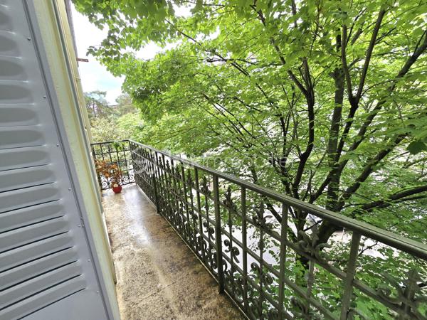 Appartement 2 pièces – 53 m² – Balcon filant – Hyper-centre Vichy

Au cœur de Vichy, dans un immeuble de caractère du début du XXᵉ siècle, découvrez ce 2 pièces de 53 m² situé au 2ᵉ étage avec ascenseur. Un appartement lumineux, au charme préservé, idéalement placé pour profiter pleinement de la vie vichyssoise.

Un intérieur chaleureux et authentique:
L’entrée s’ouvre sur un séjour lumineux doté de parquets anciens, moulures et cheminée en marbre. Le balcon filant, accessible depuis le séjour, la cuisine et la chambre, prolonge agréablement l’espace de vie.
La cuisine aménagée est fonctionnelle et profite elle aussi d’un accès direct au balcon filant. La chambre offre un bel espace de repos, calme et lumineux. Salle d’eau avec WC intégrés. 

Les radiateurs électriques sont récents. Les fenêtres sont en simple vitrage ; quelques travaux de modernisation permettront d’optimiser le confort et de personnaliser l’appartement selon vos envies.

Atouts complémentaires :
•	Balcon filant
•	Cave en sous-sol (7 m²)
•	Mansarde au dernier étage
•	Ascenseur
•	Double accès : avenue Doumer / place de la Poste

Son emplacement exceptionnel, à deux pas des parcs, des bords de l’Allier, des commerces, des thermes et des transports, en fait un lieu de vie idéal — que ce soit pour une résidence principale, un pied-à-terre ou un investissement. L’immeuble est entretenu, le charme est intact, et le bien présente un beau potentiel de valorisation.

Un bien rare en hyper-centre, alliant charme, luminosité et emplacement premium. Une visite s’impose.