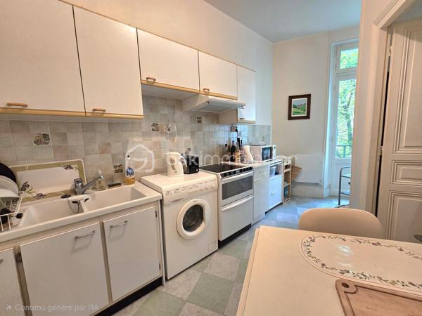Appartement 2 pièces – 53 m² – Balcon filant – Hyper-centre Vichy

Au cœur de Vichy, dans un immeuble de caractère du début du XXᵉ siècle, découvrez ce 2 pièces de 53 m² situé au 2ᵉ étage avec ascenseur. Un appartement lumineux, au charme préservé, idéalement placé pour profiter pleinement de la vie vichyssoise.

Un intérieur chaleureux et authentique:
L’entrée s’ouvre sur un séjour lumineux doté de parquets anciens, moulures et cheminée en marbre. Le balcon filant, accessible depuis le séjour, la cuisine et la chambre, prolonge agréablement l’espace de vie.
La cuisine aménagée est fonctionnelle et profite elle aussi d’un accès direct au balcon filant. La chambre offre un bel espace de repos, calme et lumineux. Salle d’eau avec WC intégrés. 

Les radiateurs électriques sont récents. Les fenêtres sont en simple vitrage ; quelques travaux de modernisation permettront d’optimiser le confort et de personnaliser l’appartement selon vos envies.

Atouts complémentaires :
•	Balcon filant
•	Cave en sous-sol (7 m²)
•	Mansarde au dernier étage
•	Ascenseur
•	Double accès : avenue Doumer / place de la Poste

Son emplacement exceptionnel, à deux pas des parcs, des bords de l’Allier, des commerces, des thermes et des transports, en fait un lieu de vie idéal — que ce soit pour une résidence principale, un pied-à-terre ou un investissement. L’immeuble est entretenu, le charme est intact, et le bien présente un beau potentiel de valorisation.

Un bien rare en hyper-centre, alliant charme, luminosité et emplacement premium. Une visite s’impose.