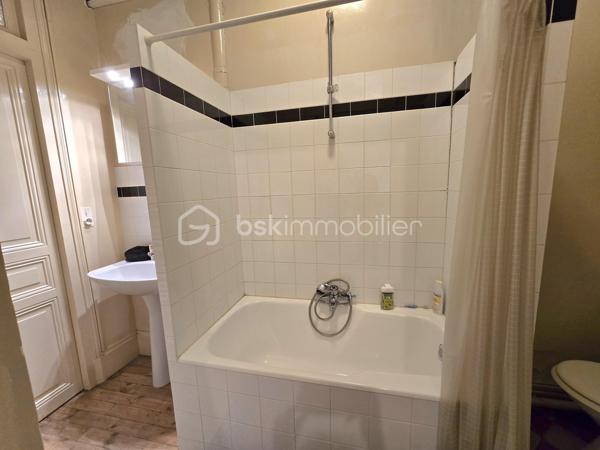 Appartement 2 pièces – 53 m² – Balcon filant – Hyper-centre Vichy

Au cœur de Vichy, dans un immeuble de caractère du début du XXᵉ siècle, découvrez ce 2 pièces de 53 m² situé au 2ᵉ étage avec ascenseur. Un appartement lumineux, au charme préservé, idéalement placé pour profiter pleinement de la vie vichyssoise.

Un intérieur chaleureux et authentique:
L’entrée s’ouvre sur un séjour lumineux doté de parquets anciens, moulures et cheminée en marbre. Le balcon filant, accessible depuis le séjour, la cuisine et la chambre, prolonge agréablement l’espace de vie.
La cuisine aménagée est fonctionnelle et profite elle aussi d’un accès direct au balcon filant. La chambre offre un bel espace de repos, calme et lumineux. Salle d’eau avec WC intégrés. 

Les radiateurs électriques sont récents. Les fenêtres sont en simple vitrage ; quelques travaux de modernisation permettront d’optimiser le confort et de personnaliser l’appartement selon vos envies.

Atouts complémentaires :
•	Balcon filant
•	Cave en sous-sol (7 m²)
•	Mansarde au dernier étage
•	Ascenseur
•	Double accès : avenue Doumer / place de la Poste

Son emplacement exceptionnel, à deux pas des parcs, des bords de l’Allier, des commerces, des thermes et des transports, en fait un lieu de vie idéal — que ce soit pour une résidence principale, un pied-à-terre ou un investissement. L’immeuble est entretenu, le charme est intact, et le bien présente un beau potentiel de valorisation.

Un bien rare en hyper-centre, alliant charme, luminosité et emplacement premium. Une visite s’impose.