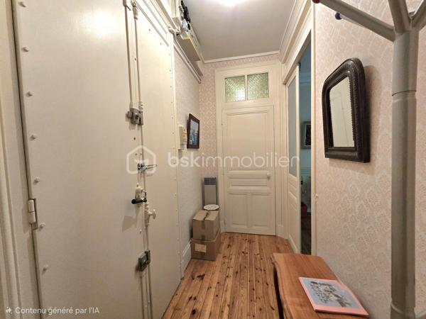 Appartement 2 pièces – 53 m² – Balcon filant – Hyper-centre Vichy

Au cœur de Vichy, dans un immeuble de caractère du début du XXᵉ siècle, découvrez ce 2 pièces de 53 m² situé au 2ᵉ étage avec ascenseur. Un appartement lumineux, au charme préservé, idéalement placé pour profiter pleinement de la vie vichyssoise.

Un intérieur chaleureux et authentique:
L’entrée s’ouvre sur un séjour lumineux doté de parquets anciens, moulures et cheminée en marbre. Le balcon filant, accessible depuis le séjour, la cuisine et la chambre, prolonge agréablement l’espace de vie.
La cuisine aménagée est fonctionnelle et profite elle aussi d’un accès direct au balcon filant. La chambre offre un bel espace de repos, calme et lumineux. Salle d’eau avec WC intégrés. 

Les radiateurs électriques sont récents. Les fenêtres sont en simple vitrage ; quelques travaux de modernisation permettront d’optimiser le confort et de personnaliser l’appartement selon vos envies.

Atouts complémentaires :
•	Balcon filant
•	Cave en sous-sol (7 m²)
•	Mansarde au dernier étage
•	Ascenseur
•	Double accès : avenue Doumer / place de la Poste

Son emplacement exceptionnel, à deux pas des parcs, des bords de l’Allier, des commerces, des thermes et des transports, en fait un lieu de vie idéal — que ce soit pour une résidence principale, un pied-à-terre ou un investissement. L’immeuble est entretenu, le charme est intact, et le bien présente un beau potentiel de valorisation.

Un bien rare en hyper-centre, alliant charme, luminosité et emplacement premium. Une visite s’impose.